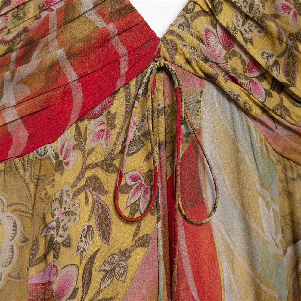 女性のファッショナブルな背中開きVネックサスペンダードレス、セクシーな雰囲気の夏の新作ドレス