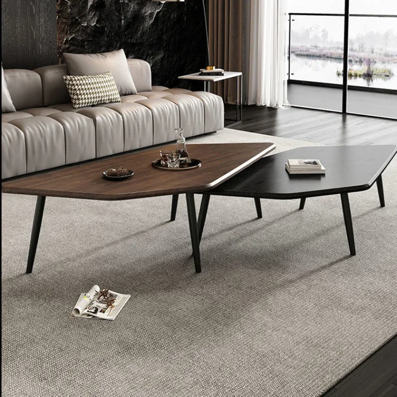 新しい小さなアパート、インターネットで話題のクリエイティブなサイドテーブル、ミニマルなコーヒーテーブル数台