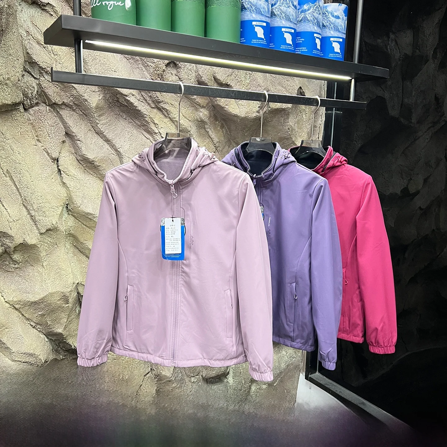 

Женская двусторонняя куртка-софтшелл с капюшоном, водонепроницаемая, из композитного волокна, приталенного кроя, с длинными рукавами, на молнии