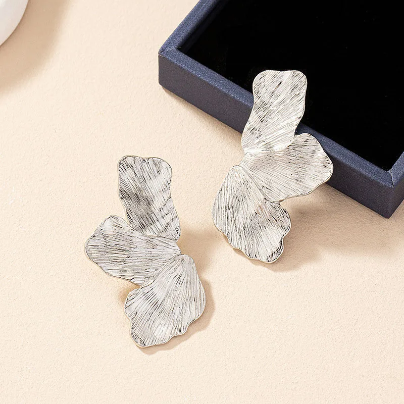 Vintage Metal Flower Post Earrings For Women Large Gold Color Textured Petal Party Accessories Fashion Jewelry Gift