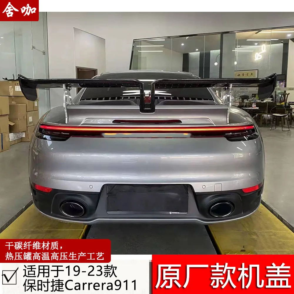 

Подходит для Porsche CARRERA911 19-23 имеет модифицировано с сухим карбоновым грунтовкой TECHART, полууглеродным большим заднем крылом.