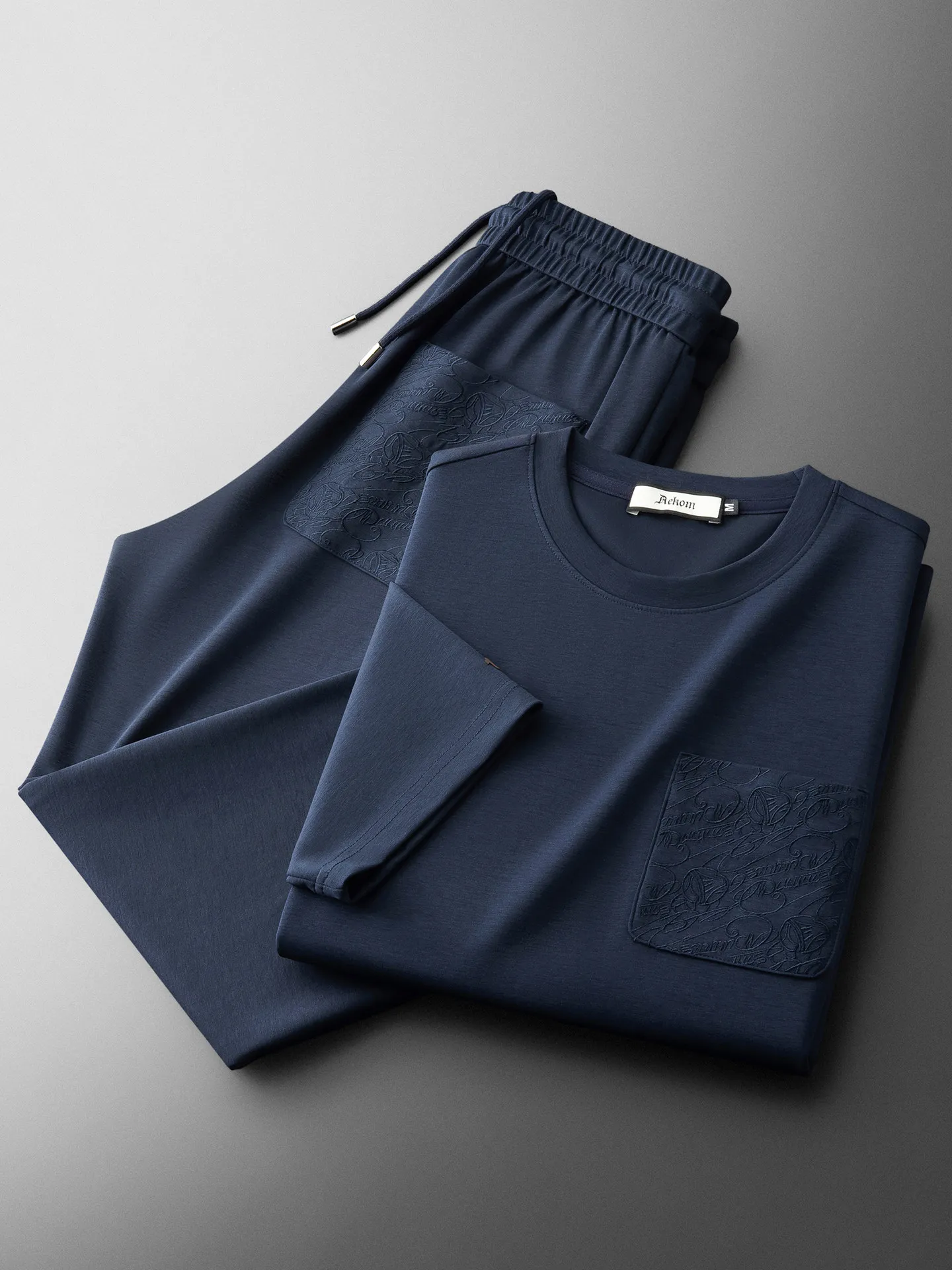 

Summer relaxed casual style solid color two-piece ice silk facial mask air layer cotton men's short-sleeved casual sports suit