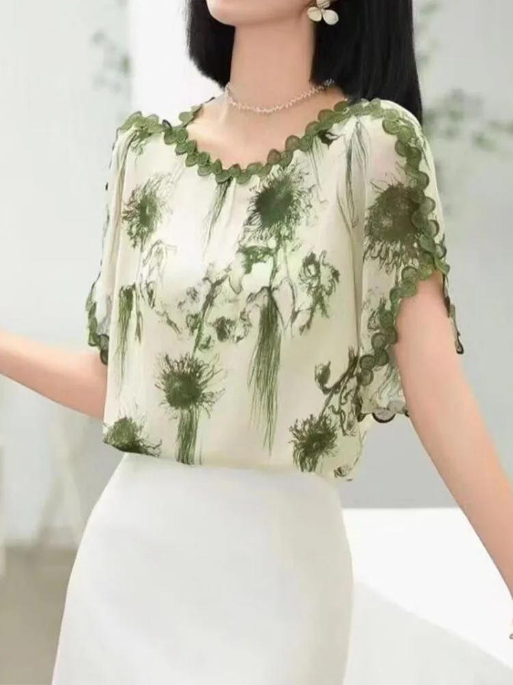 This summer's new fashionable and elegant plus-size top with a slimming belly design and short-sleeved small shirt with print