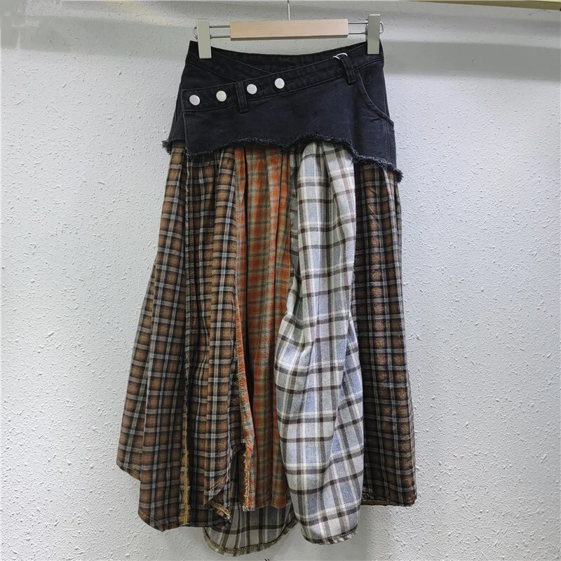 [EWQ] Highstreet Cool Style Splicing Plaid Denim Button Skirt Contrasting Color Loose Women Skirts 2025 Spring New Tide 16O4171