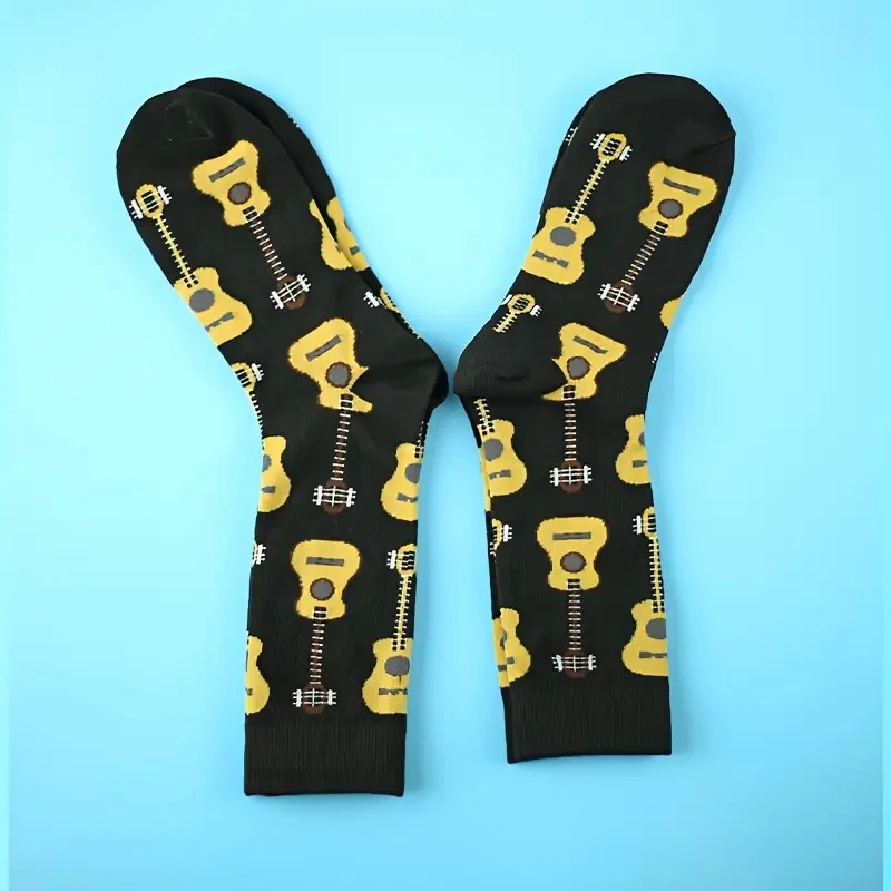 1 par de calcetines de tubo medio con estampado de guitarra para hombre, calcetines informales transpirables suaves y cómodos con cuello redondo y dibujos animados versátiles a la moda