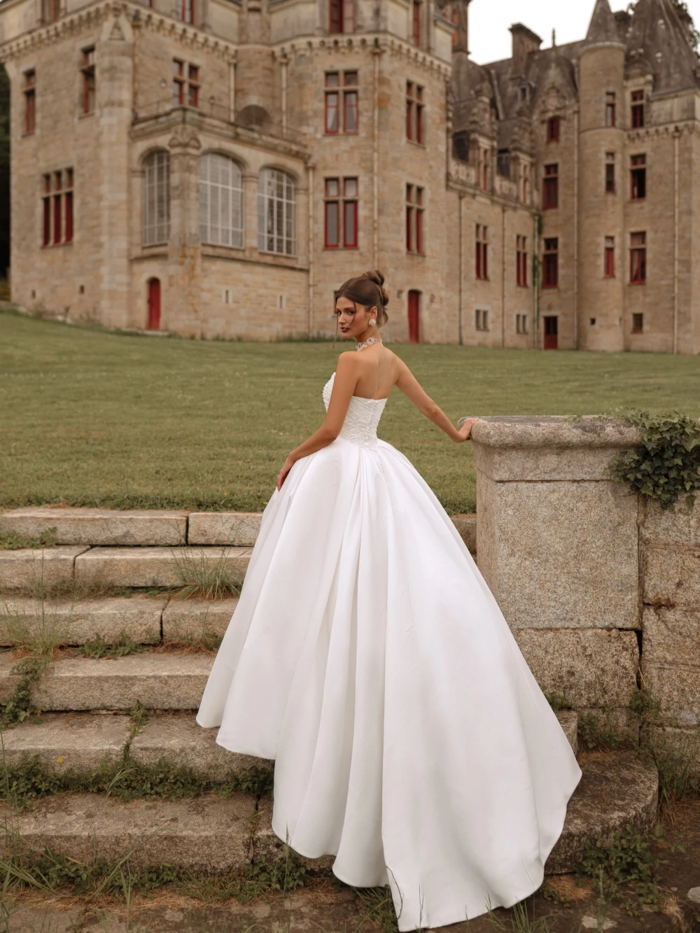 Nuevo vestido de novia largo de satén con perlas brillantes, vestido de novia elegante sin tirantes, vestidos sin mangas personalizados para novia
