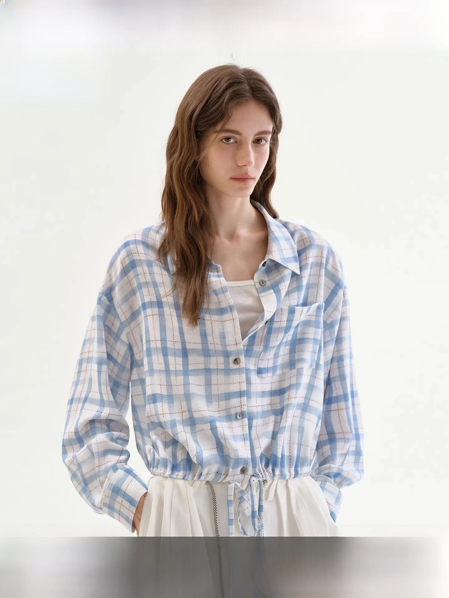 

Женская свободная блузка Fano Spring 2026 в клетку с защитой от солнца, эффектом драпировки и завязками на плечах, для повседневной носки, из полиэстера.