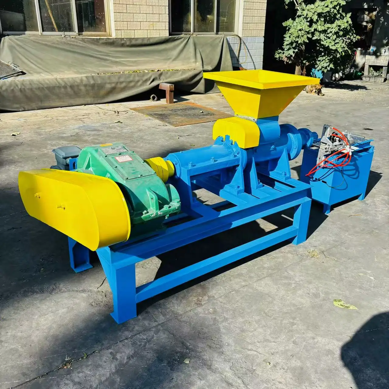 آلة ضغط الفحم على شكل أعواد، ماكينة تشكيل قوالب الفحم بالضغط اللولبي