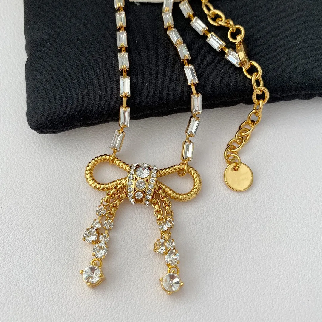 

Diamond-encrusted bowknot ladies' necklace