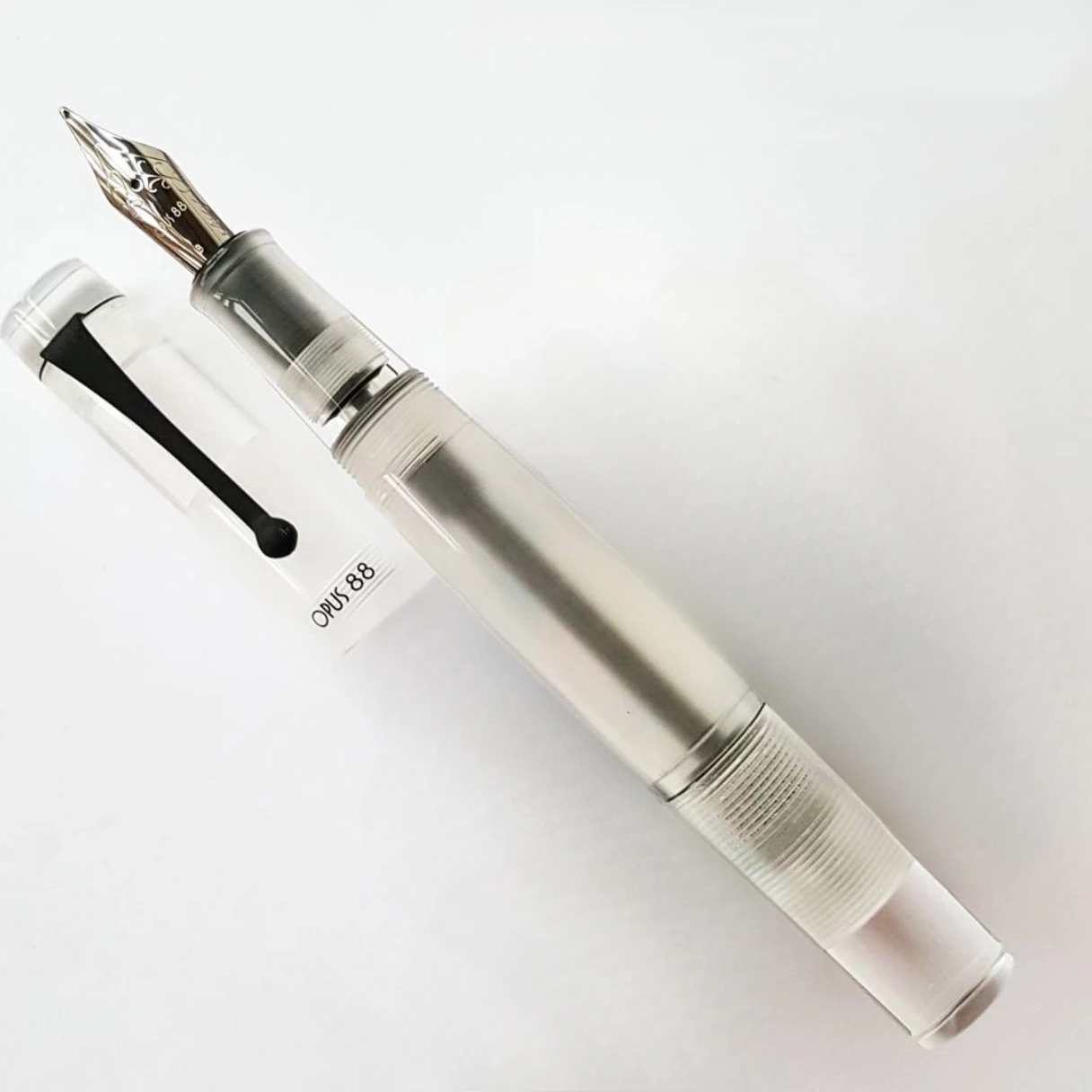 OPUS 88 KOLORO pluma estilográfica de resina blanca alemana F M B 0,5 MM 0,7 MM 1,0 MM punta, pluma dorada portátil escritura de alta gama papelería de oficina