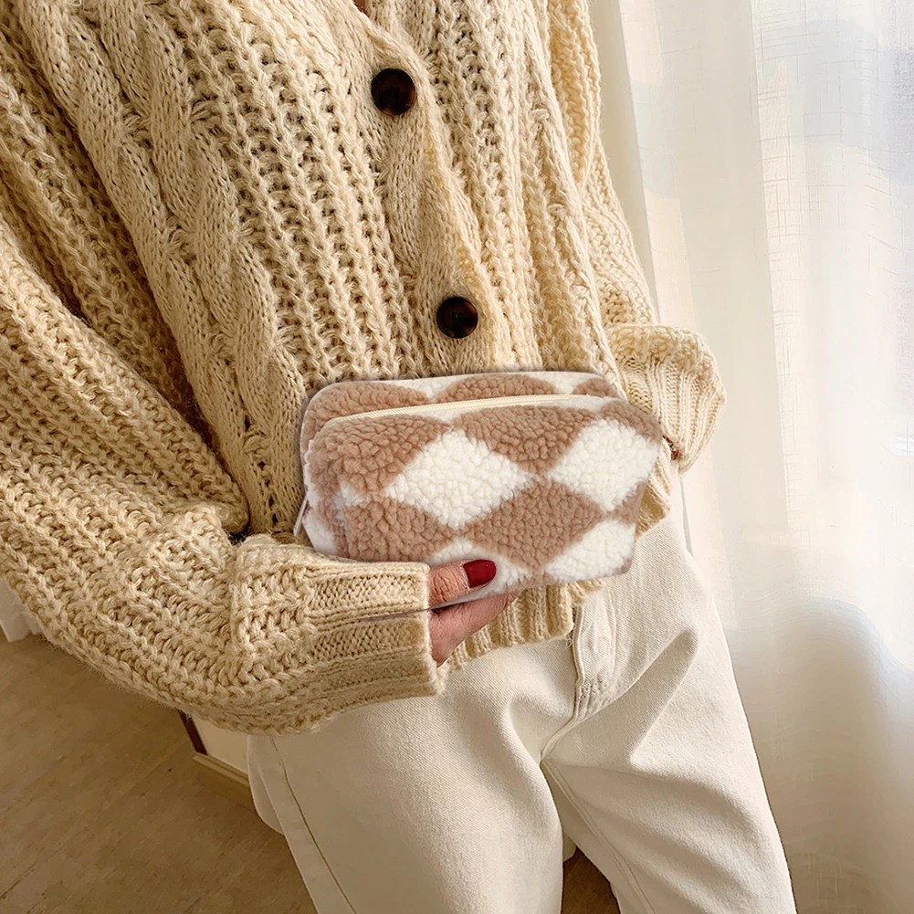 حقيبة مستحضرات التجميل المنقوشة الأنيقة حقيبة أدوات مكتبية للطلاب منظم السفر حقيبة أدوات الزينة متعددة الوظائف ناعمة لقضاء عطلة السفر