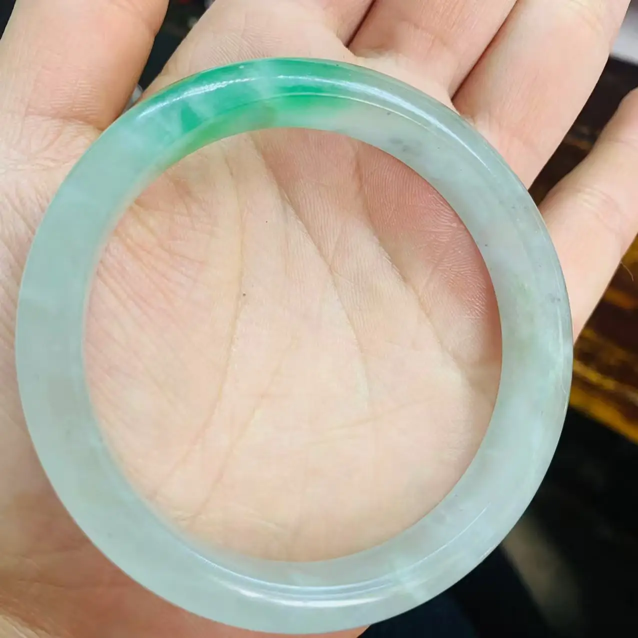 

Realistic shooting of light green floating green flower 57.3mm jade bracelet