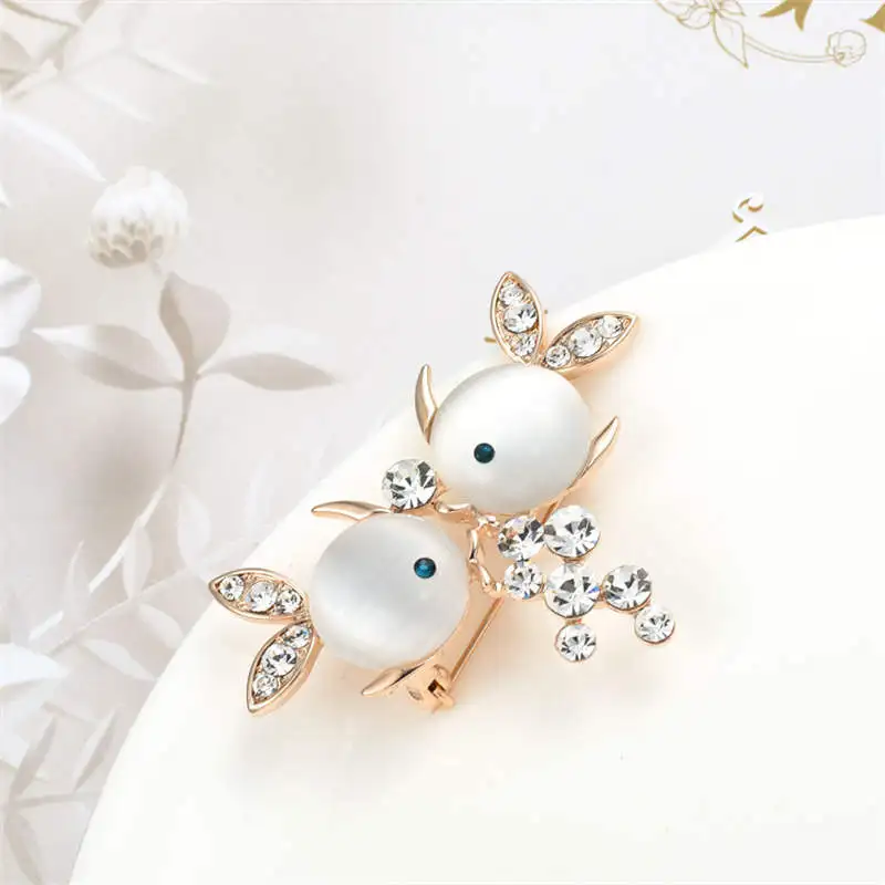 Fashion Fish Brooches Cute Rhinestone Pisces Animal Brooch Cat's Eye Stones Pins Sweater Dress Buckle Corsage Accessories Gifts