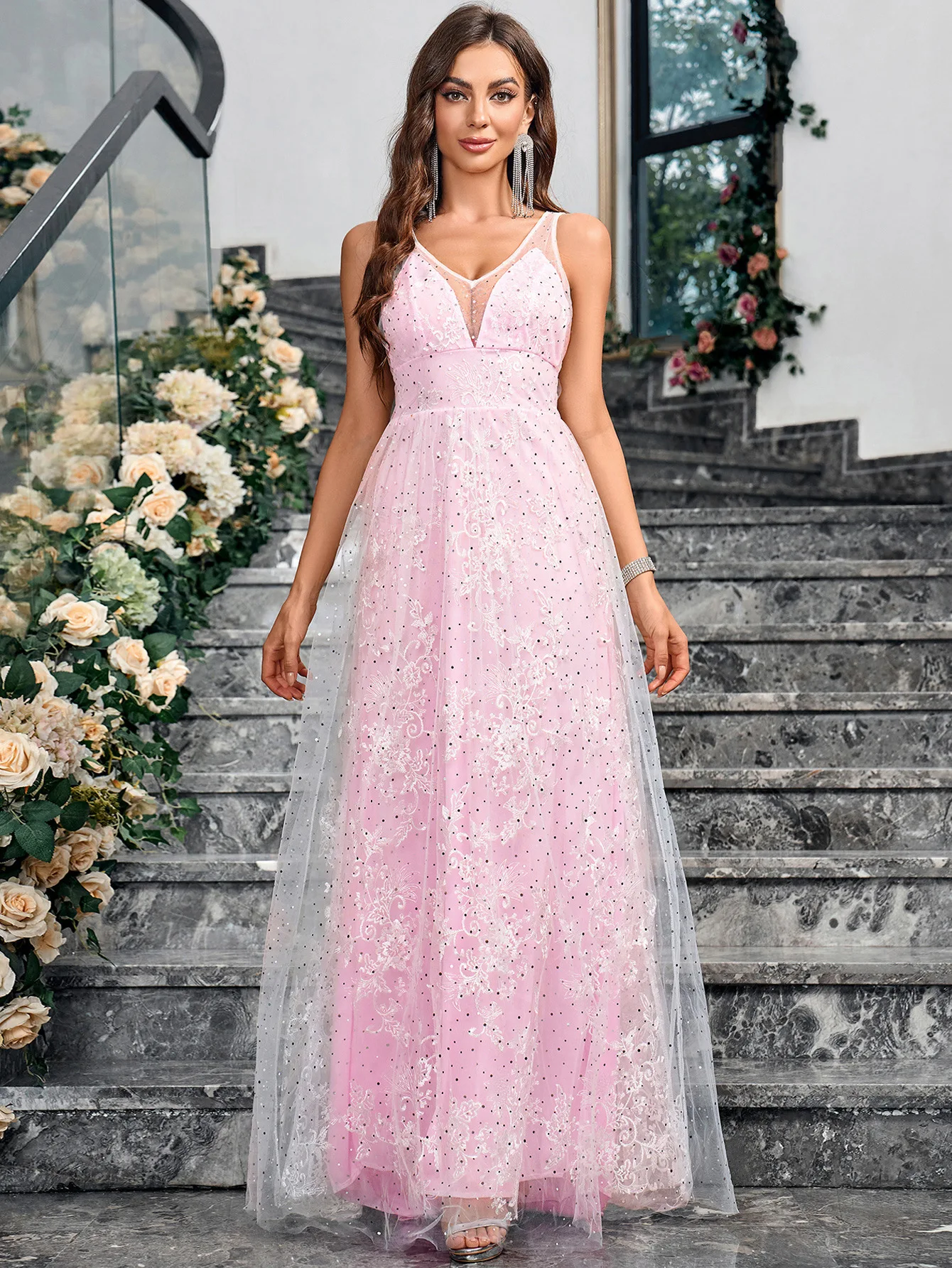 Elegante das mulheres fora do ombro vestido de malha sem mangas, luxuoso high-end noiva dançando graciosamente, dre casamento lantejoulas