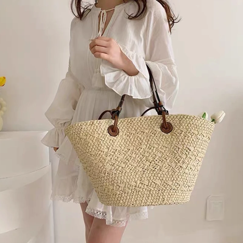 حقيبة كتف عصرية مصنوعة يدويًا من القش بألوان متباينة وبسيطة تناسب الجميع حقيبة سلة للسيدات للإجازات بسعة كبيرة حقيبة يد محمولة باليد
