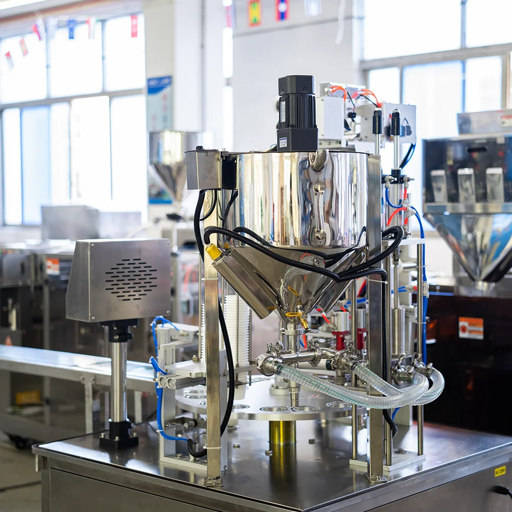 آلة تعبئة وختم مشروبات الزبادي ذات الأكواب الدوارة الأوتوماتيكية بالكامل