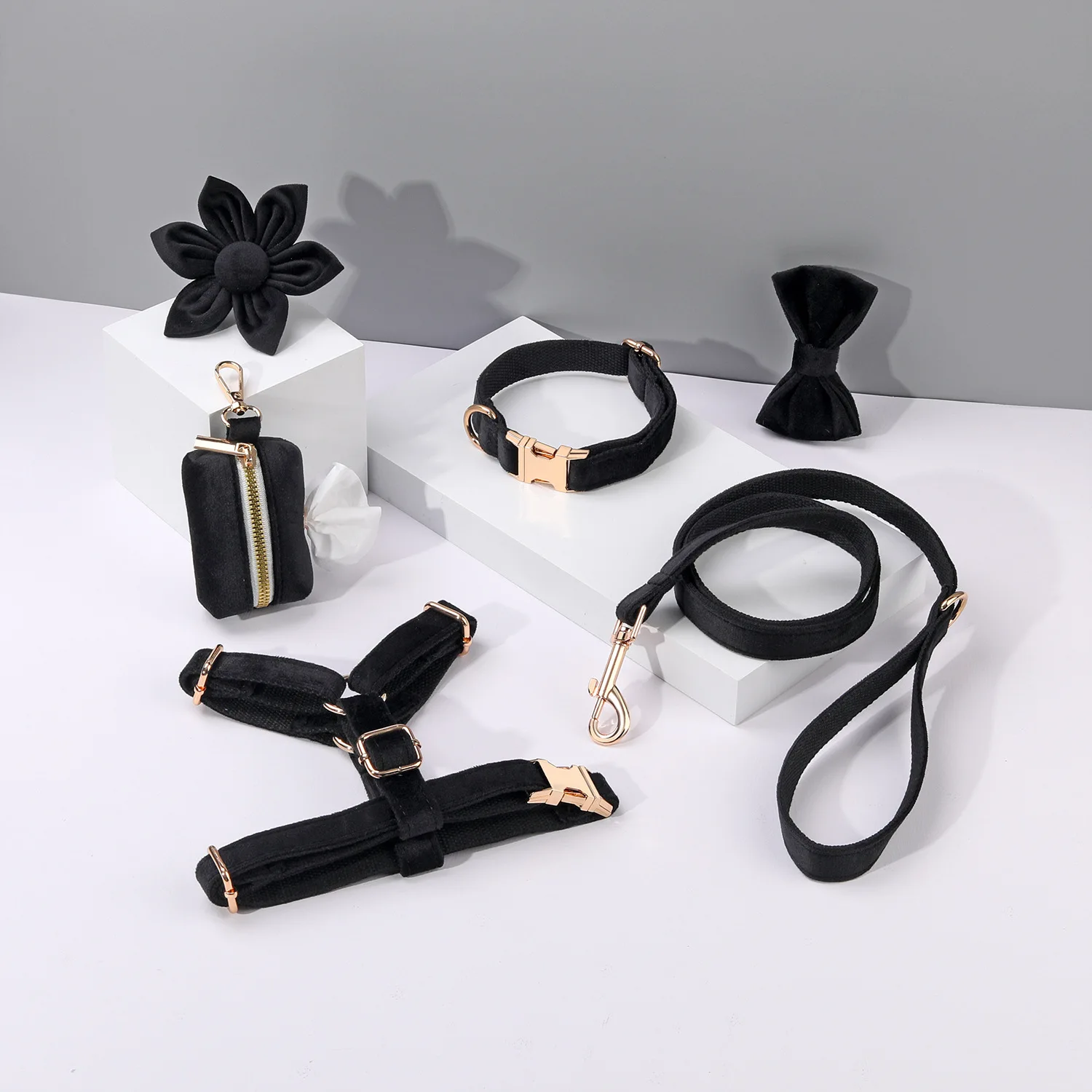 

Бархатный поводок для собак премиум-класса с милым галстуком-бабочкой и цветочным узором, сумка для мешка для какашек, удобная регулируемая шлейка для собак и кошек