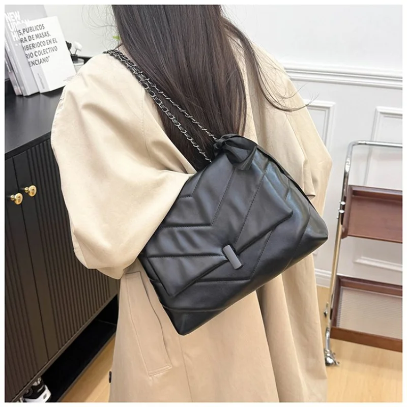 

Fashionable High-End Unique Messenger Bag For Women Solid Color Letter Logo Casual Commuter Trendy