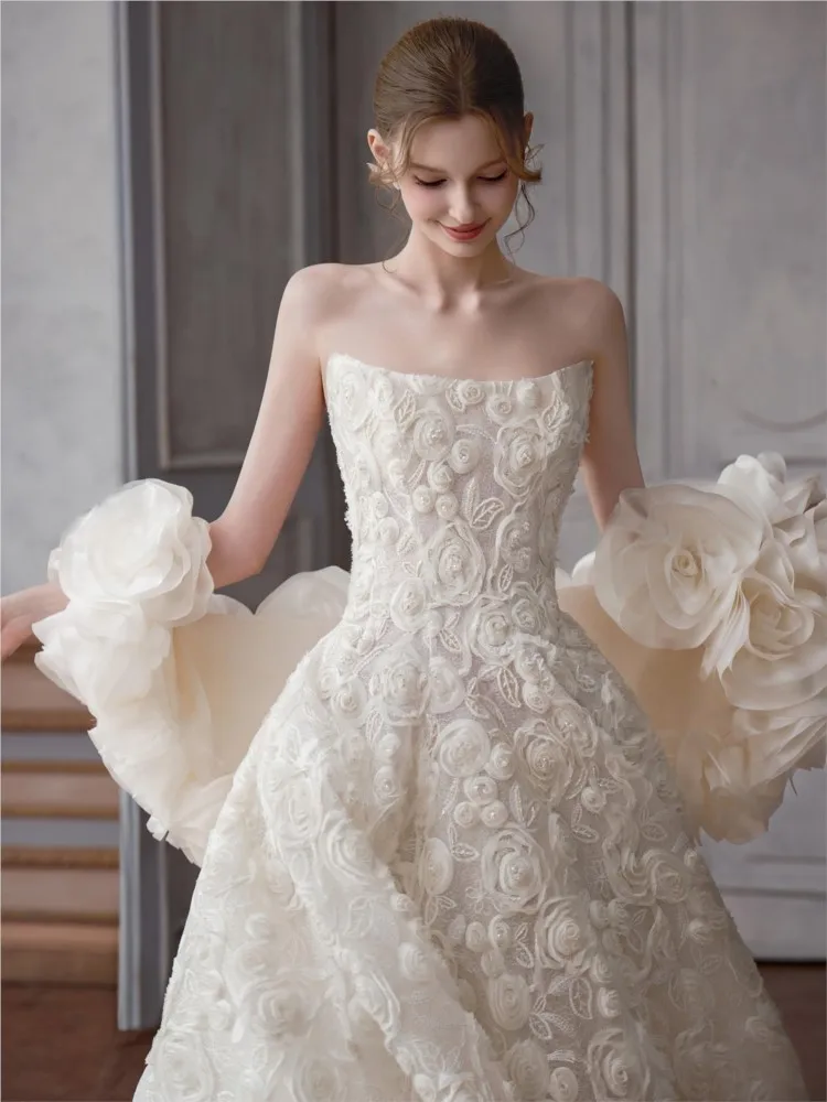 ชุดเดรสสีขาวผ้าทูลล์ลายดอกไม้แบบไม่มีสายสำหรับงานเลี้ยง