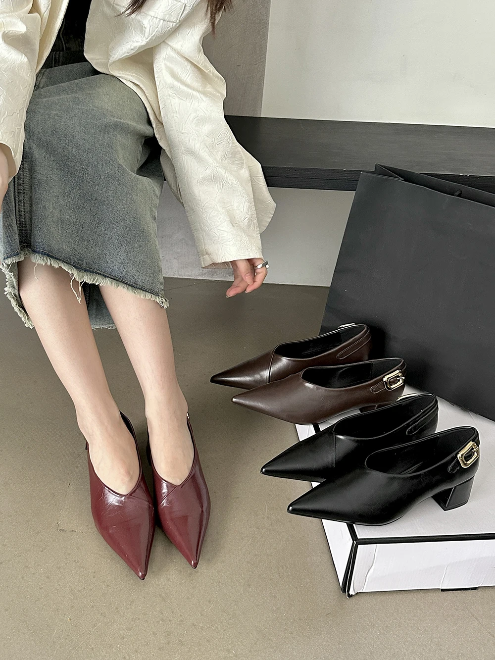 Black Brown Red Women Pumps Pointed Toe Flat Mid Heels Rivet Belt Design Shallow Slip On Office Party Pumps Nightclub Party Pump