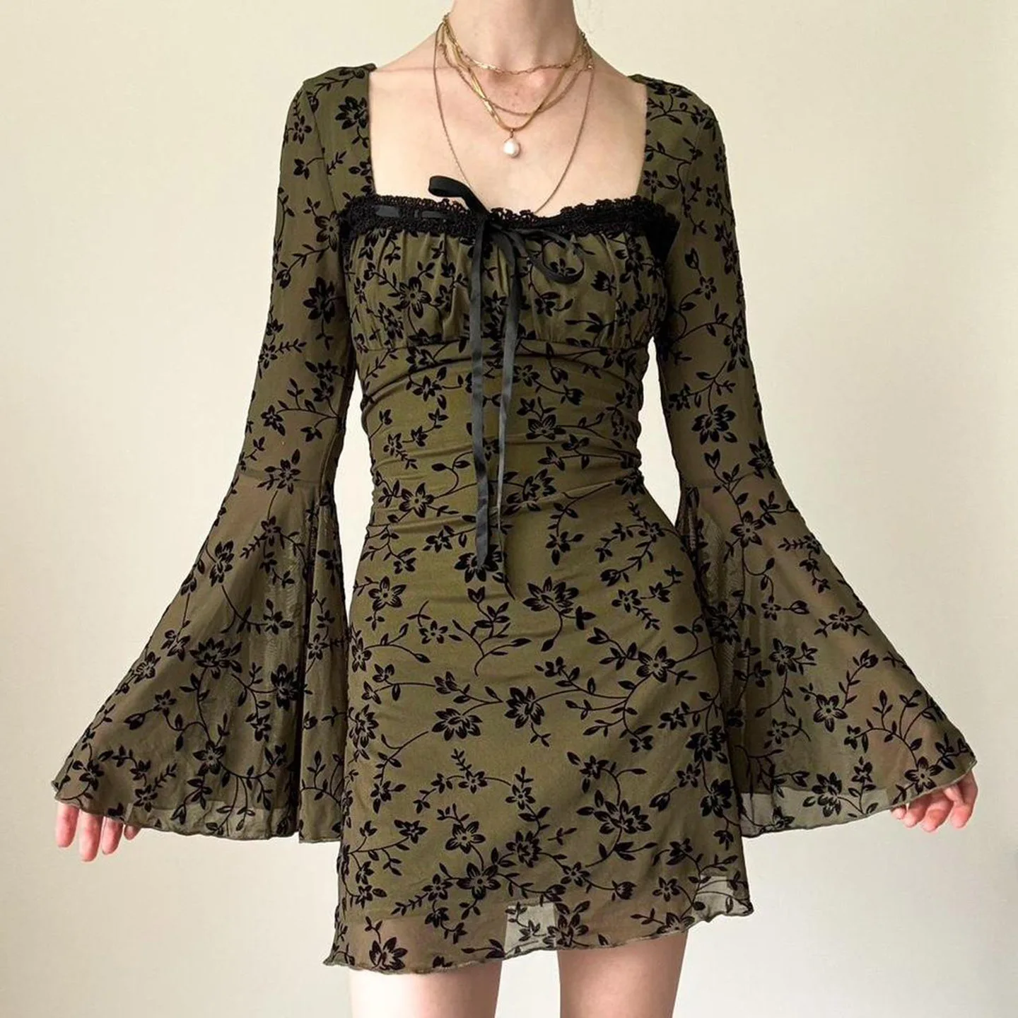 

Niche Vintage Floral Contrasting Square Neck Lace-up Waist Flared Sleeves A-line Slimming Long Sleeve Dress Short 2025