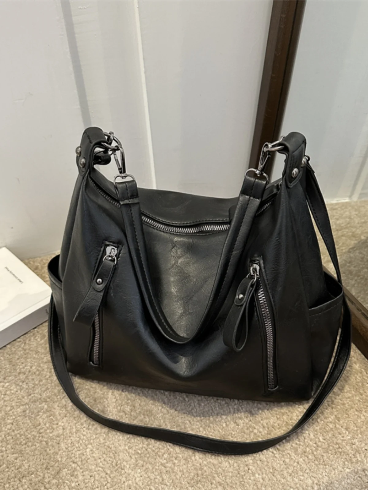 

Korean Style Large Capacity Shoulder Bag Women's 2025 New Summer Commuting Vintage Versatile Handbag Soft PU Leather Zipper C...