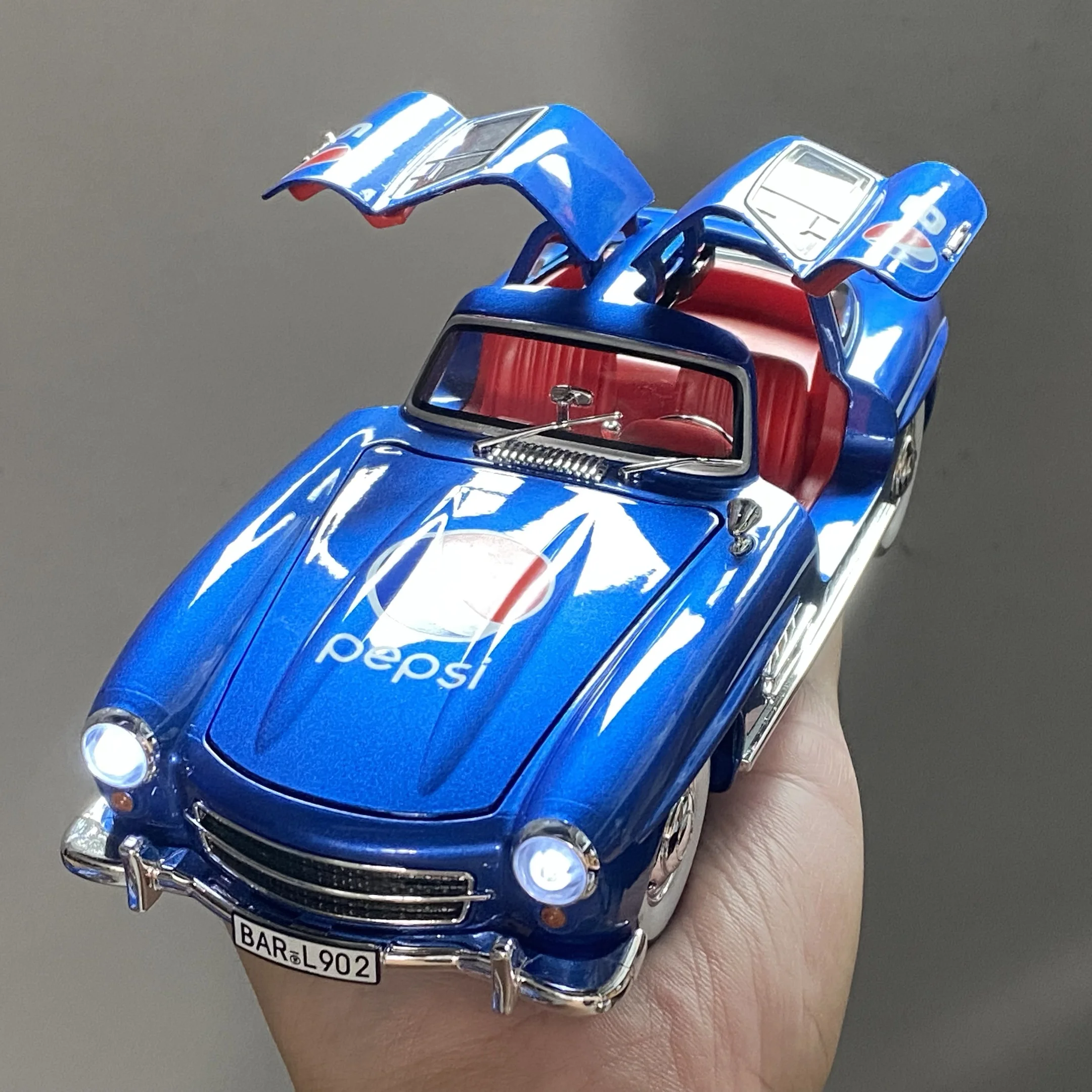 1:24 بنز 300SL كوكا كولا بيبسي كولا الكلاسيكية سيارة عتيقة سبيكة دييكاست نموذج سيارة المقتنيات المنزلية العصرية اللعب حلية عيد ميلاد