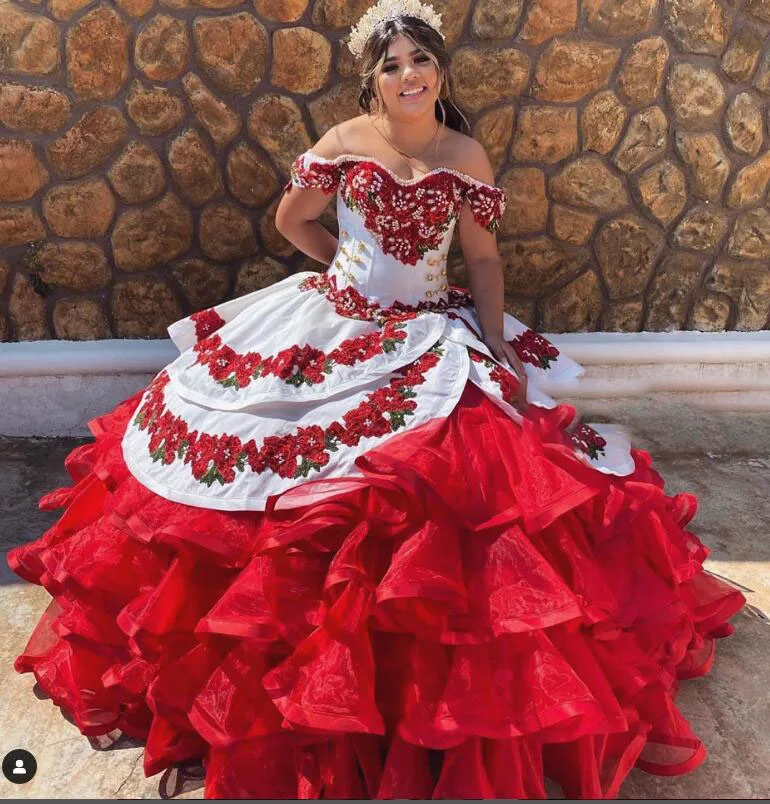 Элегантные красно-белые платья Quinceanera 2022 Charro мексиканское платье с открытыми плечами рюши со стразами и бусинами Sweet 15, корсет