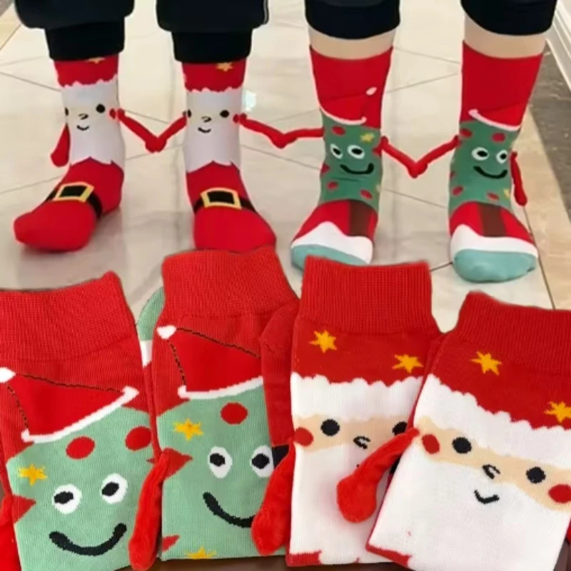 2 Pasang Kaos Kaki Natal Magnetik Kreatif untuk Pasangan, Desain Bergandengan Lucu, Stoking Katun Merah Setengah Betis, Gaya Unisex, Kaos Kaki Imut