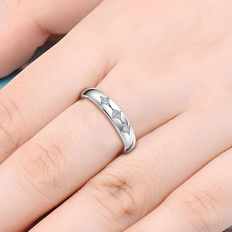Huitan Dazzling Star Ring mit kubischem Zirkonia, ausgefallenes, zartes Fingeraccessoire für Frauen, bezaubernder, modischer, stilvoller Ehering-Schmuck