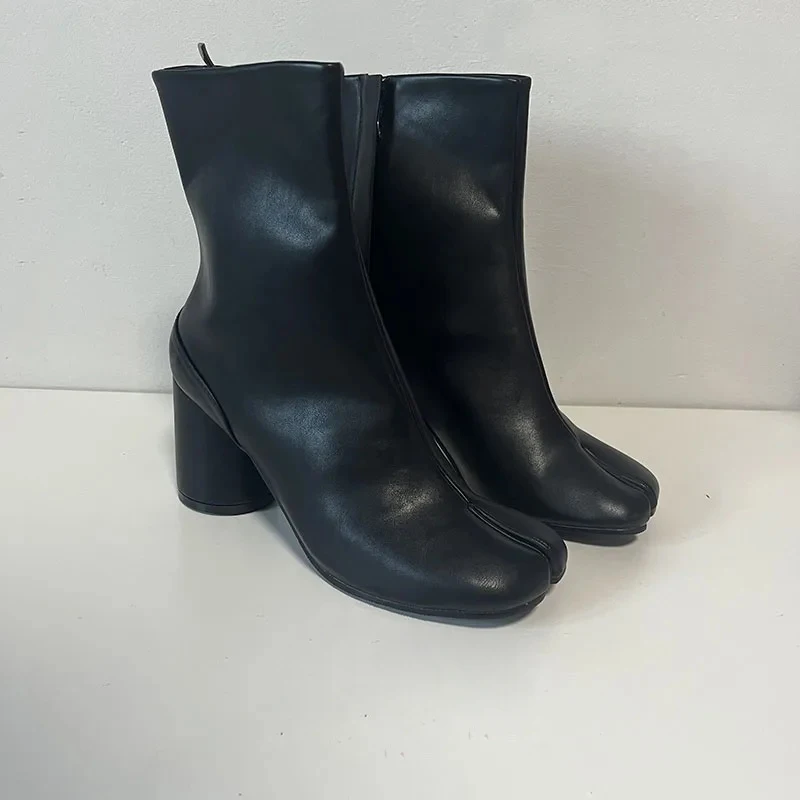 

2025 Luxury Designer Women Boots Fashion Round High Heels Ankle Boots Split Toe Tabi Shoes Zipper Short Boots