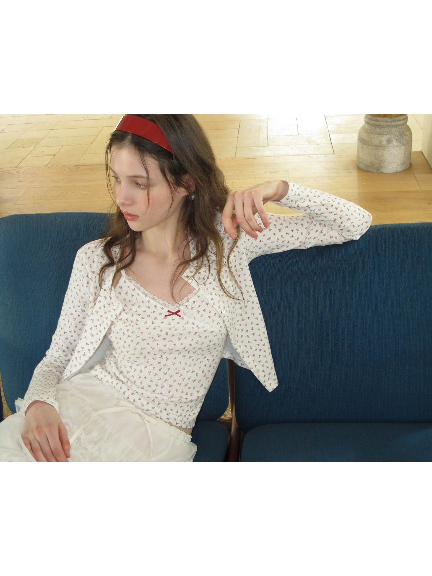 

EGGKA Белый комплект из двух предметов: повседневная женская майка с цветочным принтом и длинным рукавом, а также хлопковая футболка с круглым вырезом, весенний сезон