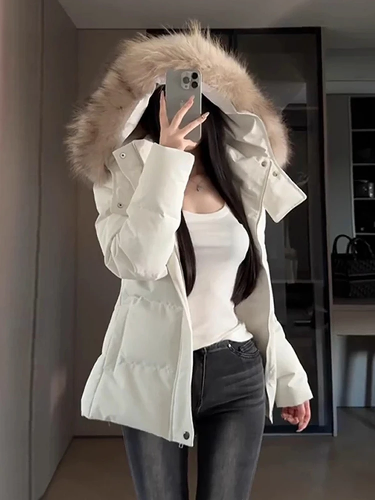 

Белая женская утепленная куртка-пуховик на осень-зиму с меховым воротником, утягивающим поясом и капюшоном, на хлопковом наполнителе