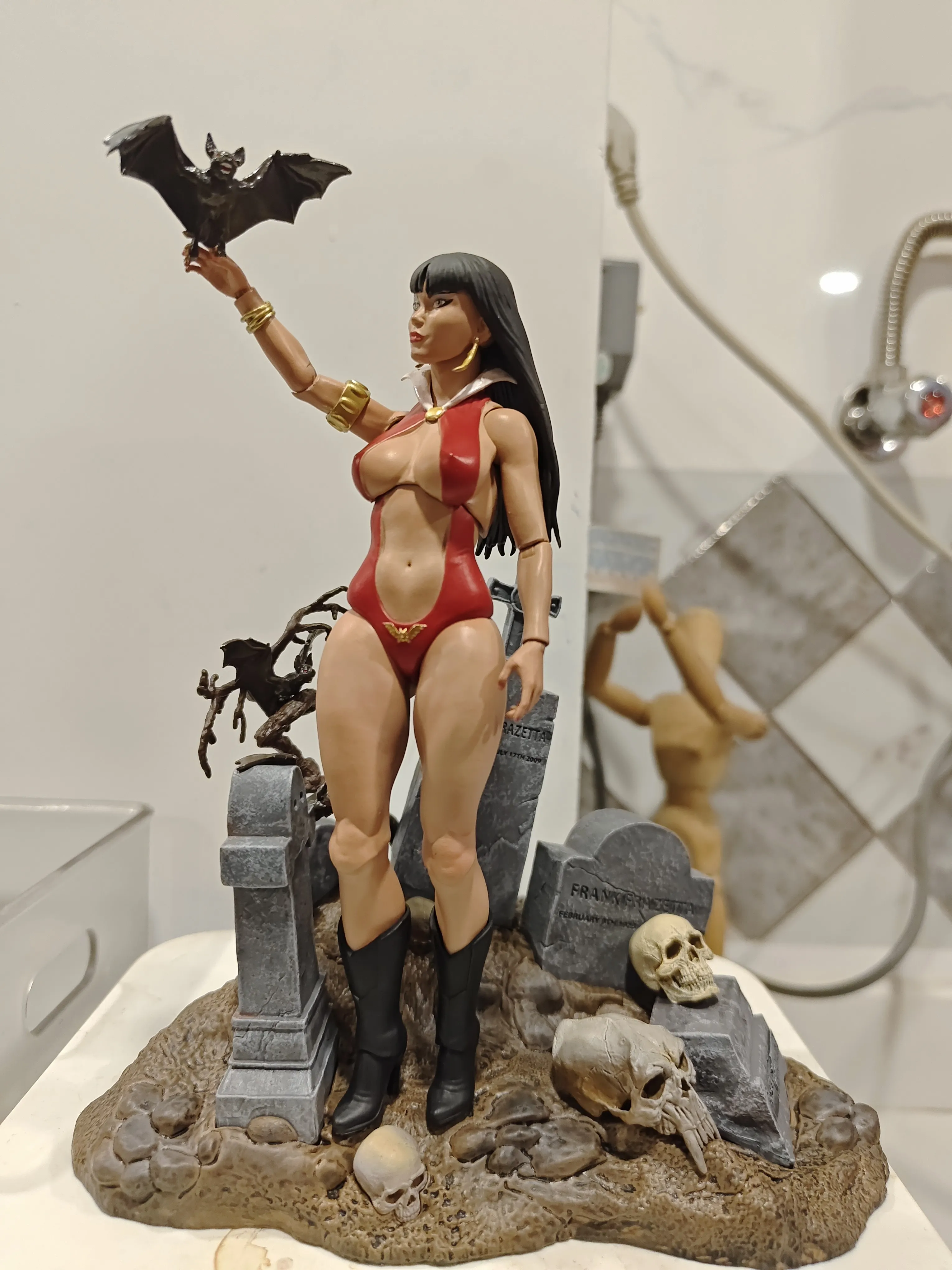 In Stock Frazetta Girls Studio Vampire Queen Vampirella 16cm Movable Action Figure Skull Head Sculpt Replaceable Face Hair Toy