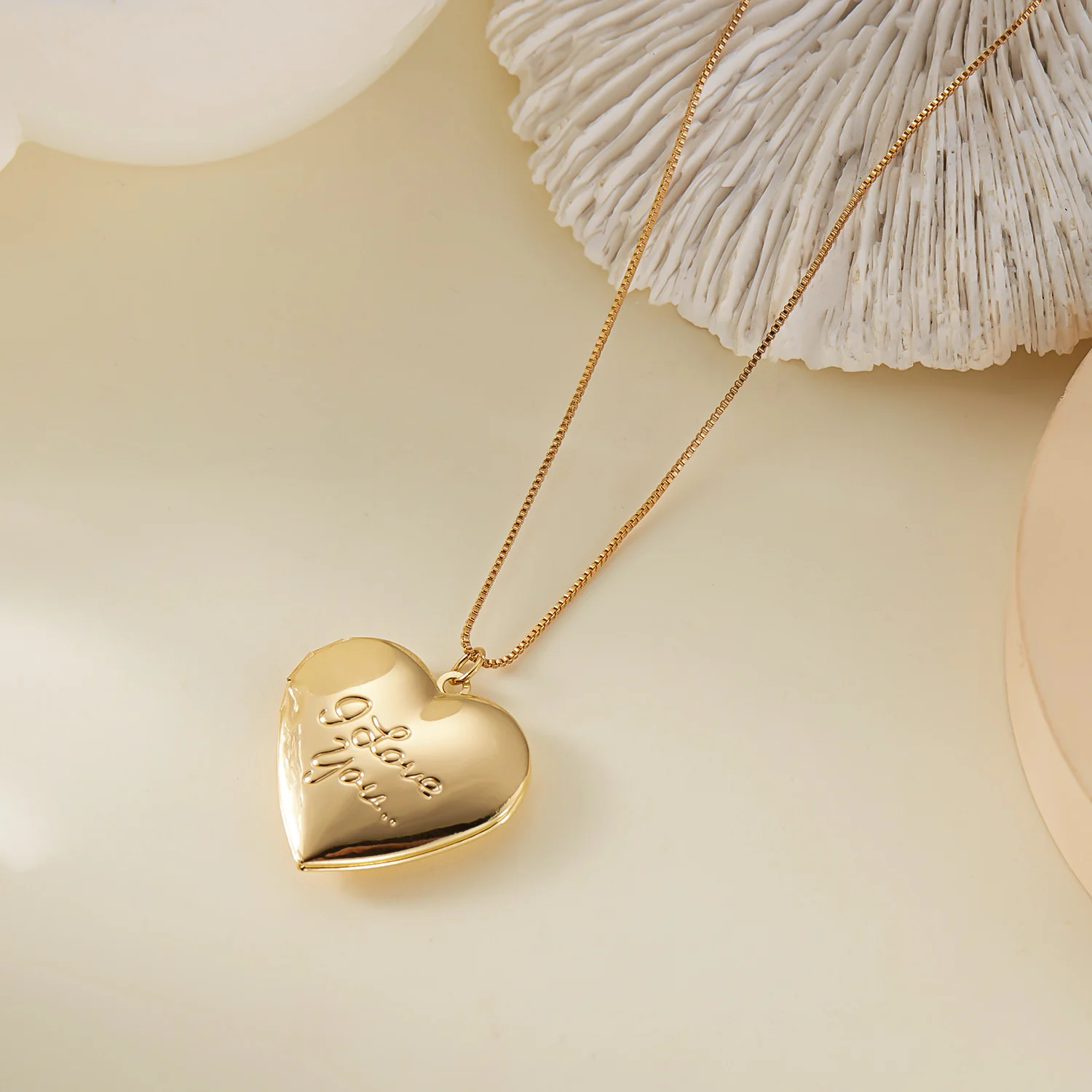 Vintage-Halskette mit geschnitztem Herz-Medaillon in Goldfarbe für Frauen, personalisierter Foto-Anhänger, romantisches, ästhetisches Valentins-Schmuckgeschenk – Detail 6