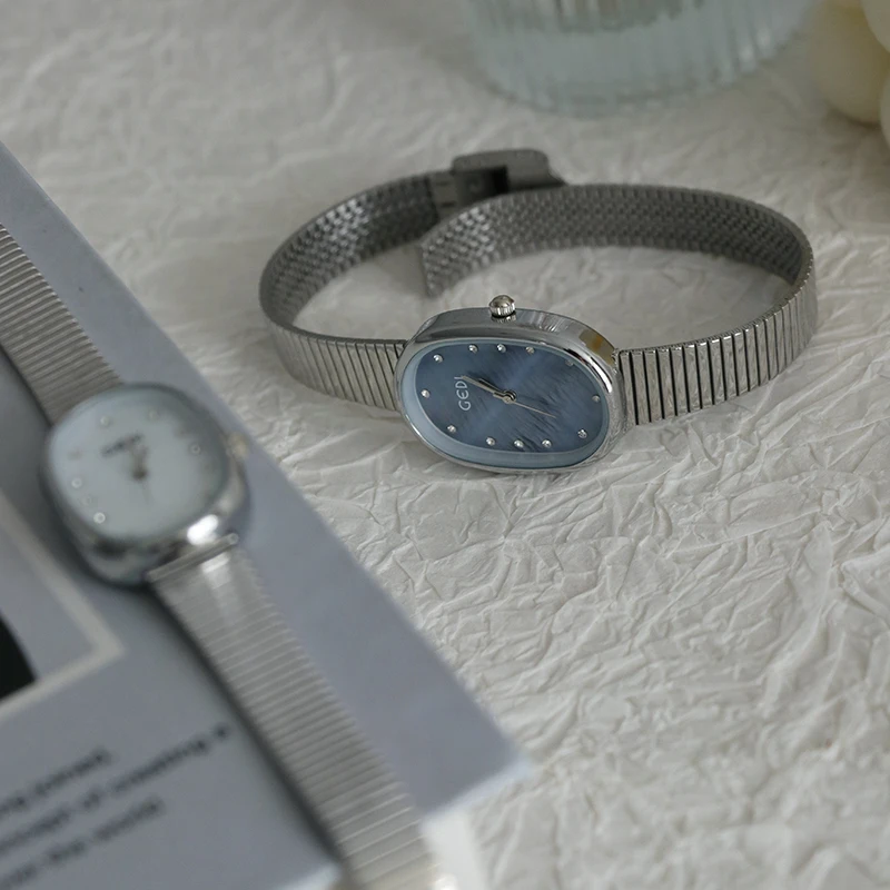 여성용 라이트 럭셔리 학생 시계 우아한 실버 타원형 손목시계 여성에게 창의적인 선물, 작고 섬세한 여성용 시계.