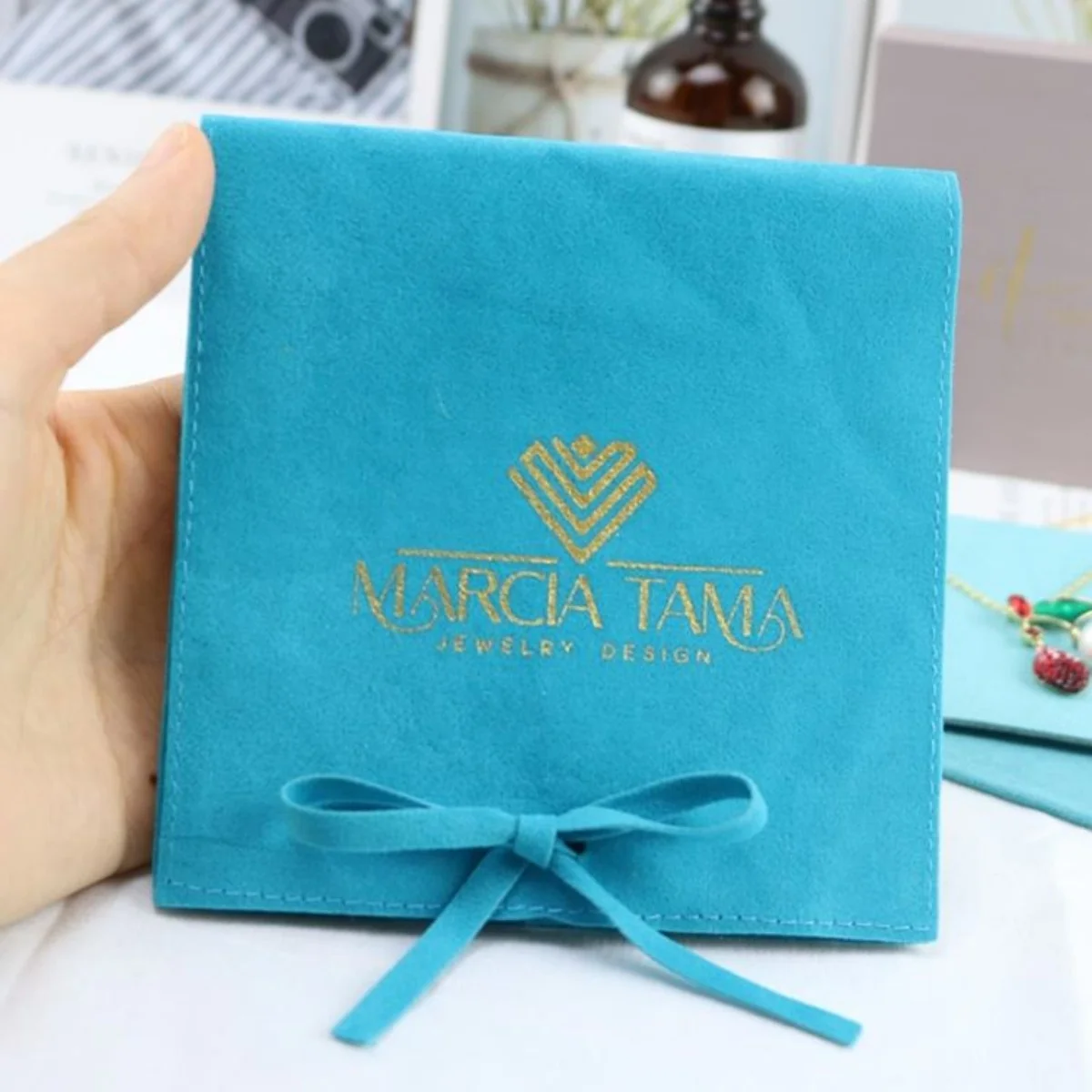 

50 шт., сумка на шнурке с персонализированным логотипом розы, бархатные упаковочные сумки, шикарные свадебные сумки, розовая фланелевая косметичка