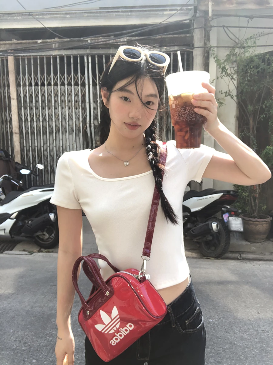 T-shirt rossa Celebri ort Sve da donna Estate 2025 New Sle Slim Fit Bianco oulder Design americano Top unico