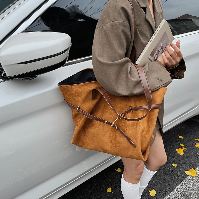 الجانب الأيسر المرأة سعة كبيرة فو الجلد المدبوغ حقيبة كتف 2025 الشتاء حمل حقيبة فاخرة مصمم الاتجاه العلامة التجارية حقائب اليد والمحافظ