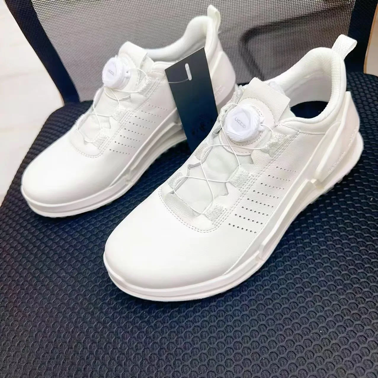 Athletic Leather Shoes Men Luxury Designer Swivel Button Loafers Trekking Barefoot Cowhide Sneakers Handsome Running Menswear