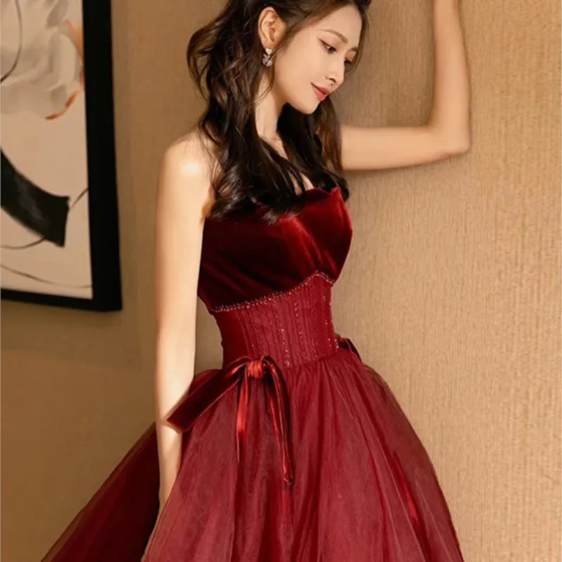 

Toasting a small number of light luxury wine red chest back banquet dress