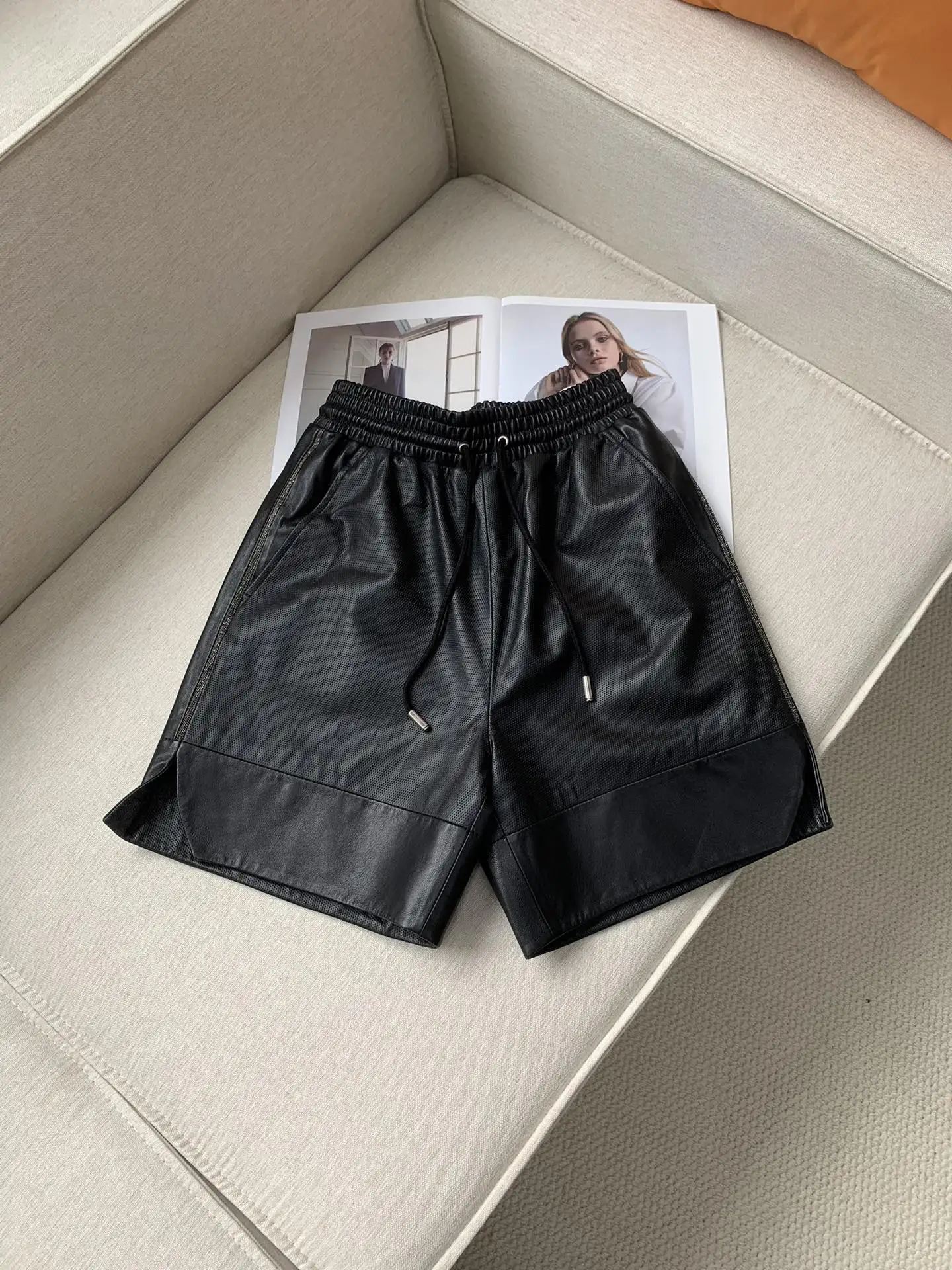 

Black Shorts Autumn And Winter High Waist Casual Beaded Sheepskin Shorts For Women