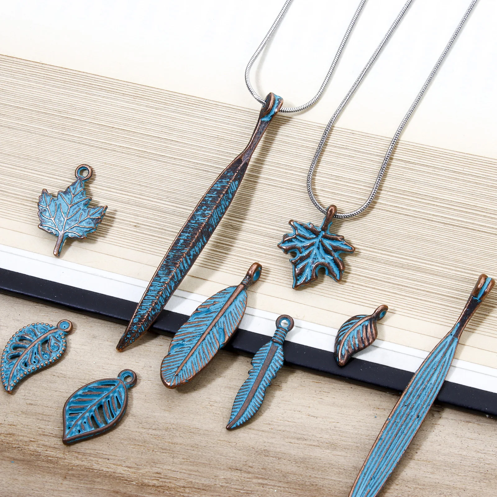 50/100 PCs Vintage Bohemia Charms Pendants Antique Copper Blue Leaf Feather Patina Pendants for Necklace Earrings Jewelry Making