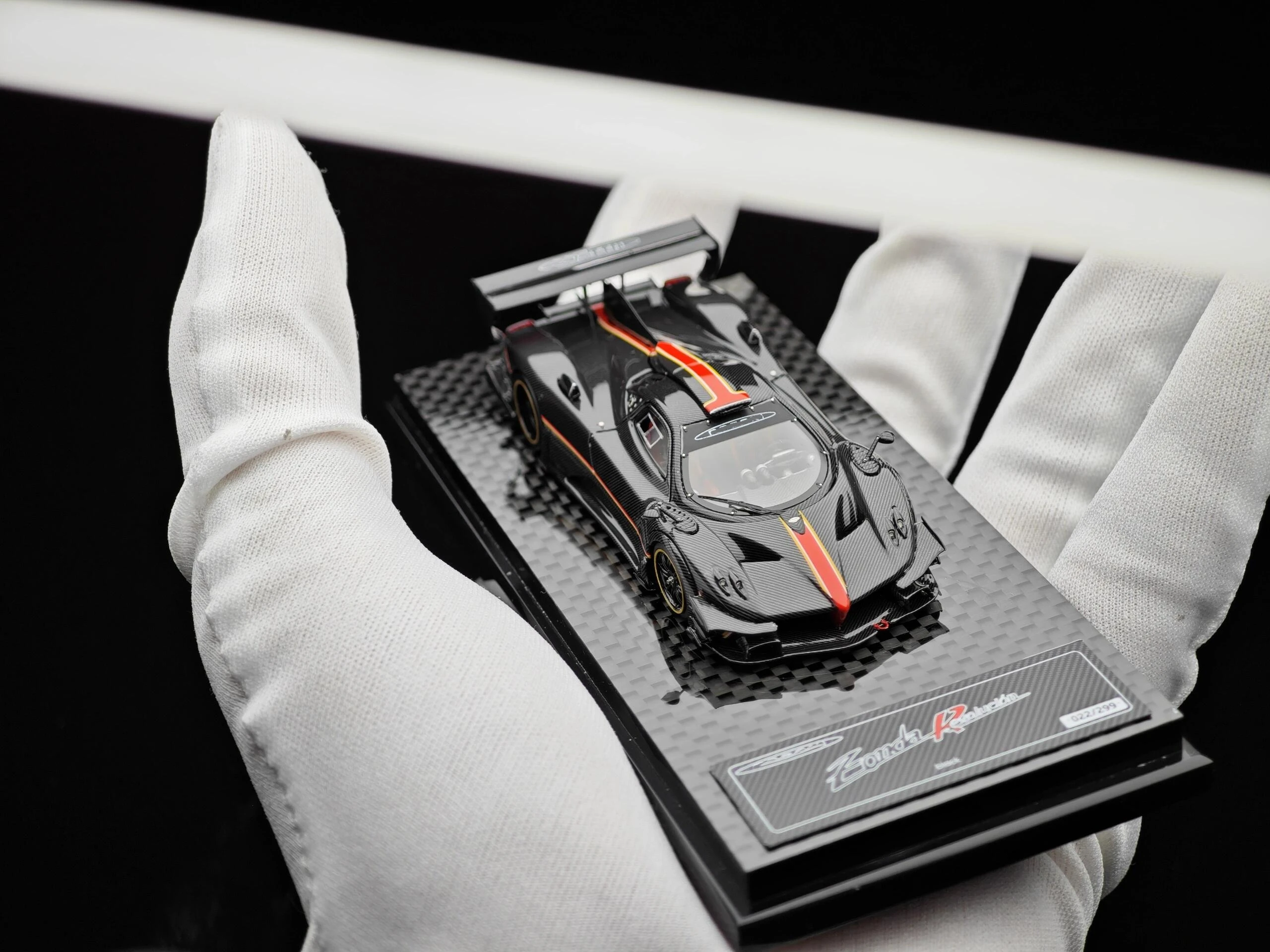 

Модель автомобиля из смолы DMH 1:64 Zonda, ограниченная серия