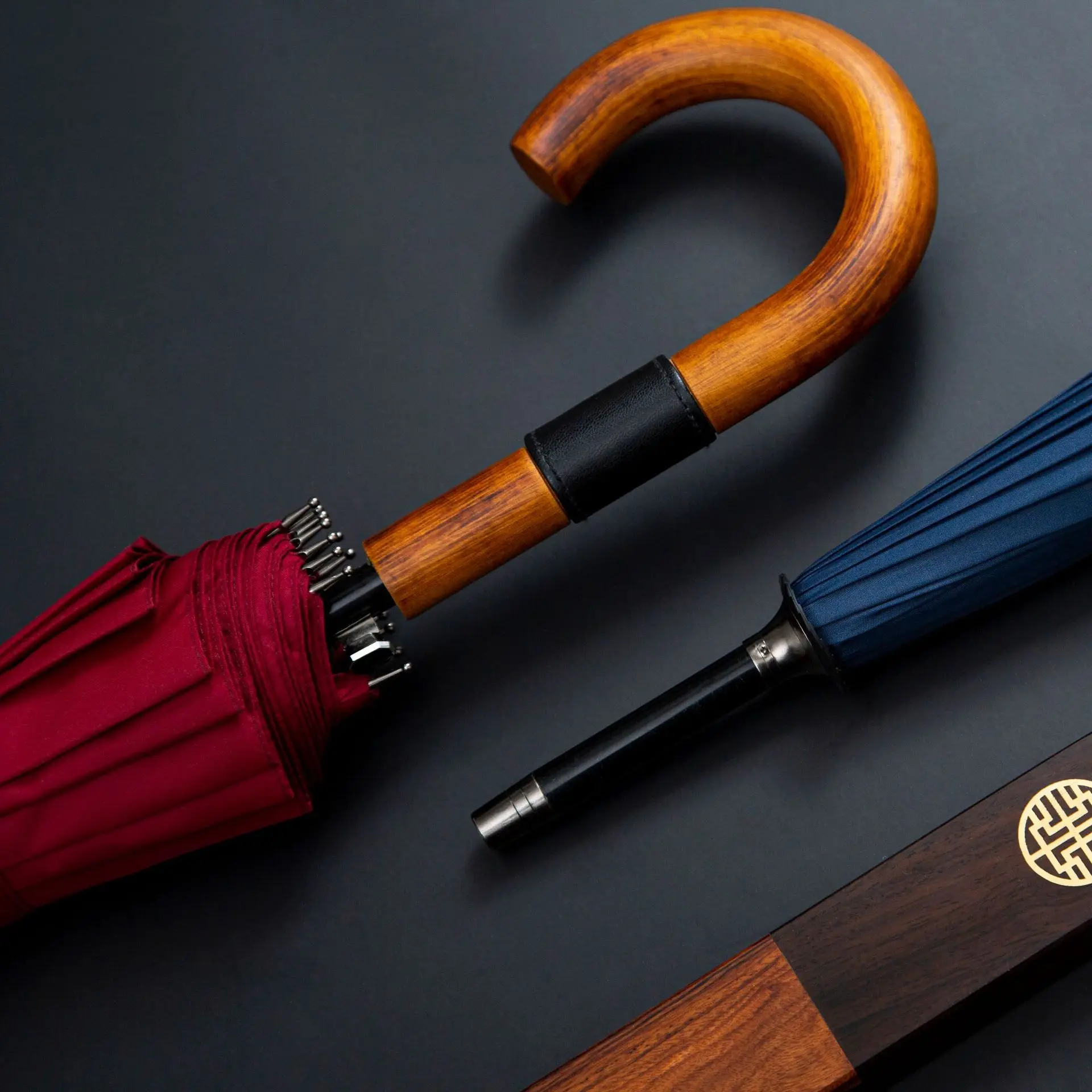 grande-ombrello-doppio-con-manico-lungo-e-asta-dritta-resistente-a-pioggia-intensa-e-vento-manico-in-vero-legno-curvato-stile-britannico-da-uomo