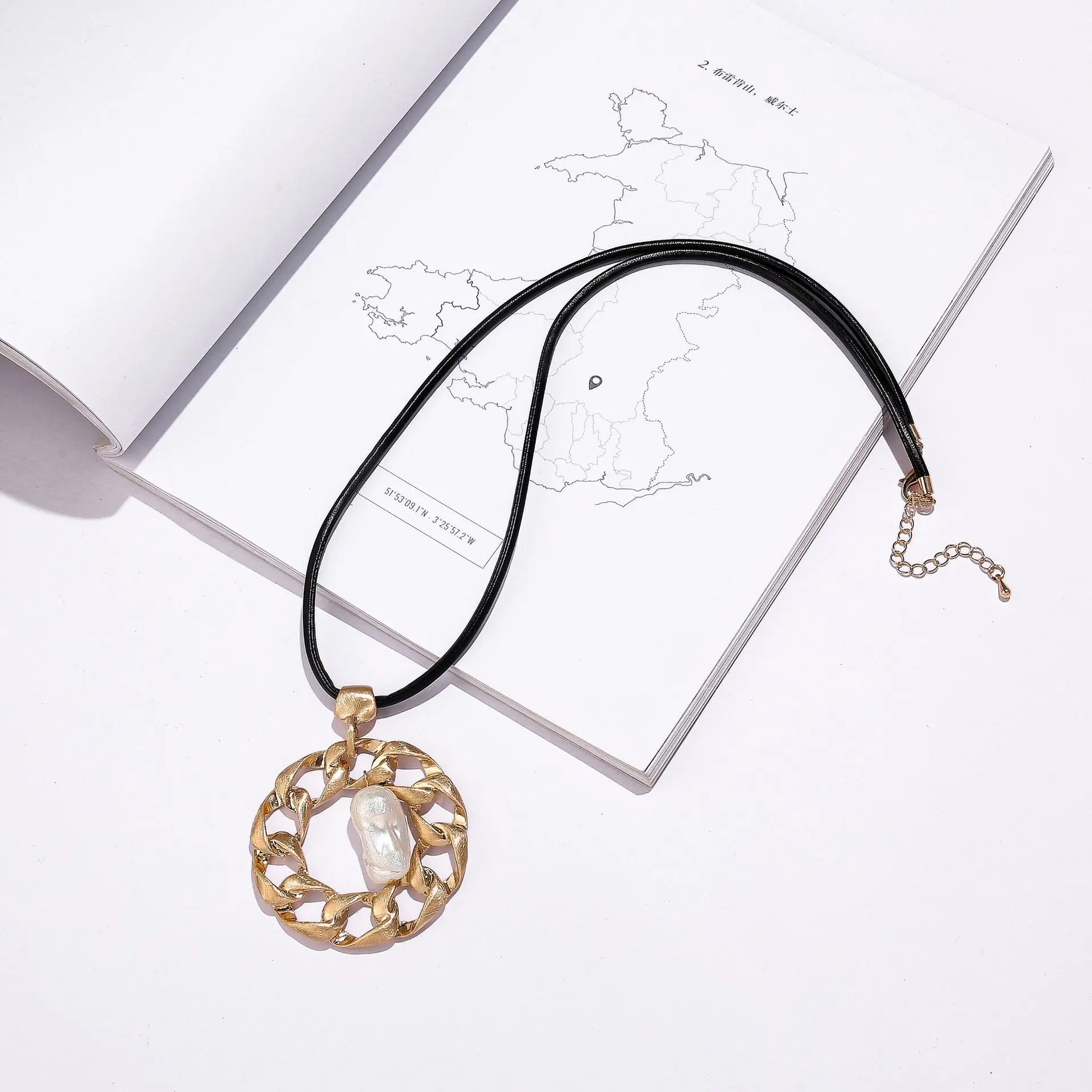 DIY accessories jewelry popular European and American metal necklace hollow pearl retro simple women pendant sweater chain