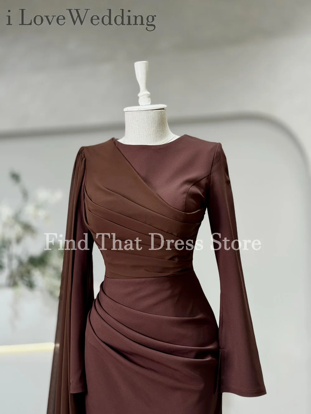 ชุดราตรีเจ้าสาวแบบสั่งตัด ทรงเข้ารูป คอทรงโอ แขนยาว จับจีบ ยาวแบบแม็กซี่ สไตล์ซาอุดิอาระเบีย พร้อมแขนยาว