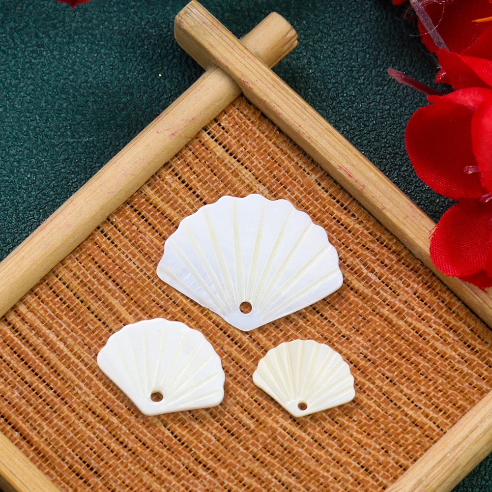 5 قطعة المياه العذبة الطبيعية الأبيض قذيفة منحوتة مروحة قلادة Charm قذيفة DIY بها بنفسك دبوس الشعر قلادة القرط صنع المجوهرات الإكسسوارات