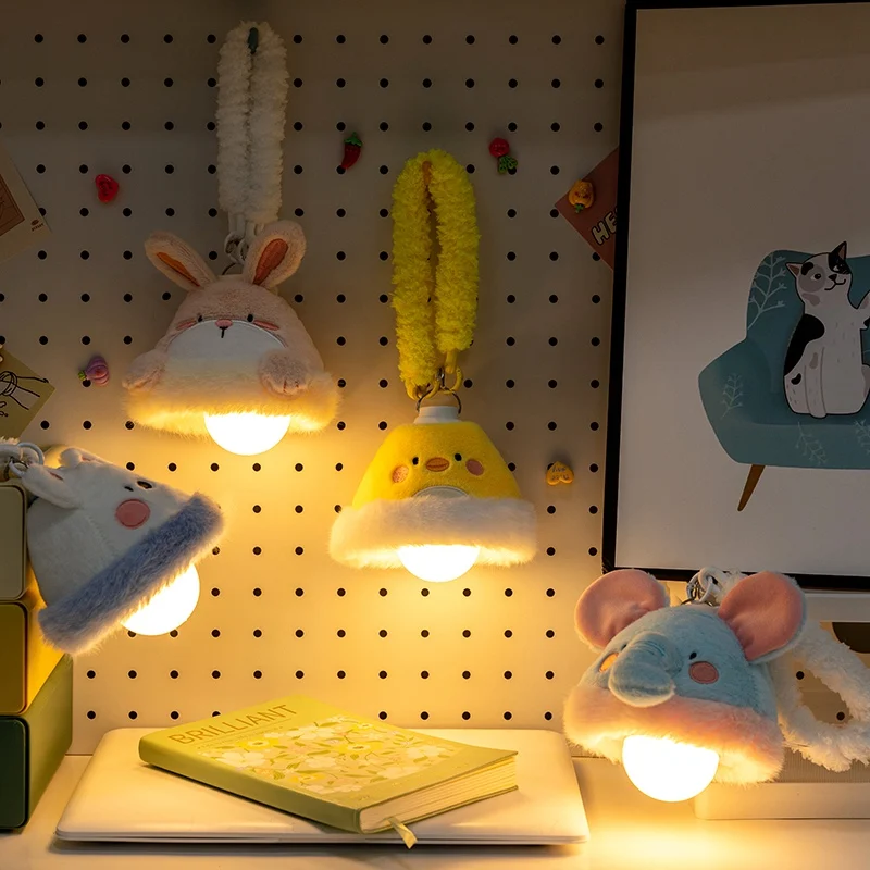 Veilleuse en peluche d'animal de dessin animé pour chambre à coucher, lampe d'ambiance de chevet Kawaii, décoration de chambre d'enfants, jouet doux LED intégré pour dormir
