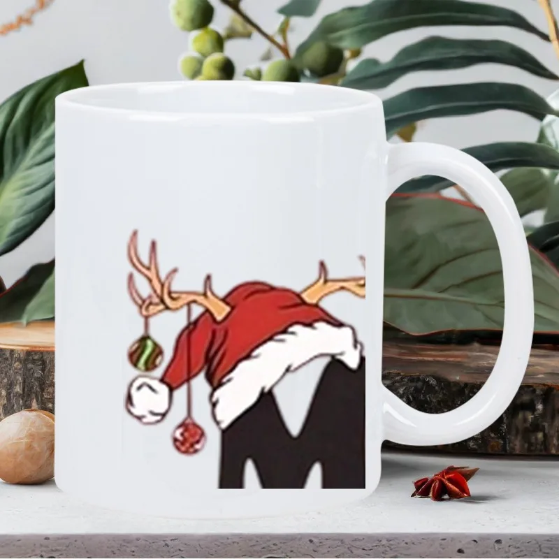 Una alegre taza de cerámica blanca con diseños de Papá Noel y renos, perfecta para disfrutar de bebidas calientes. Esto es nuevo
